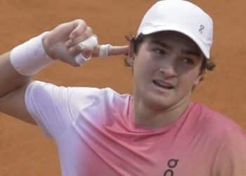 Jovem João Fonseca vira milionário do tênis com vitória histórica aos 19 anos