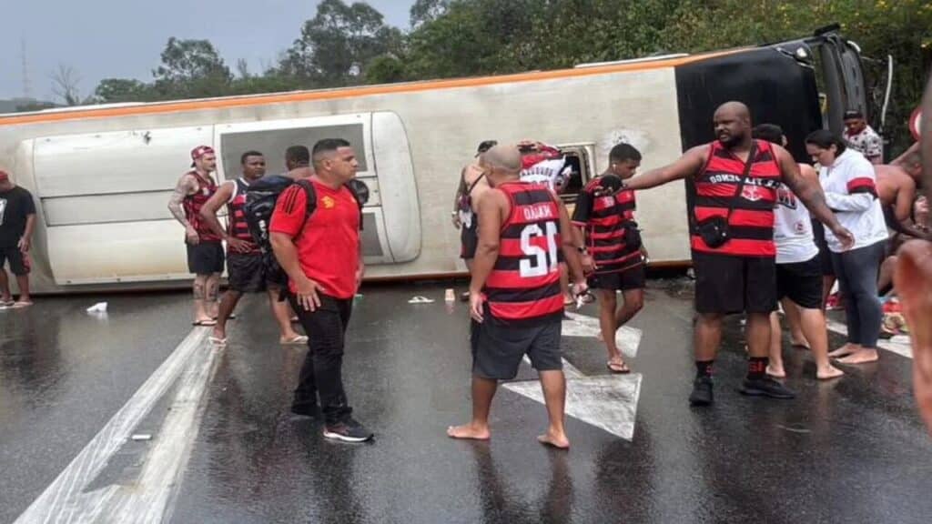 Torcedores do Flamengo ficam feridos após acidente com ônibus