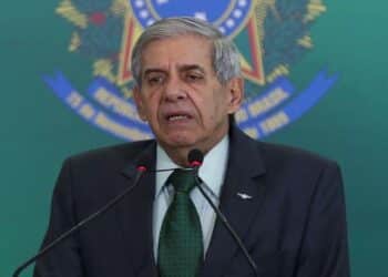 Augusto Heleno enfrenta o STF e tenta reverter multa: "Miséria"