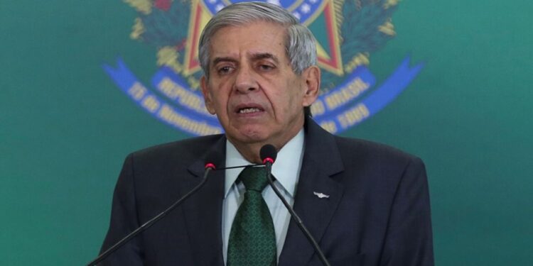 Augusto Heleno enfrenta o STF e tenta reverter multa: "Miséria"