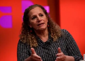 Jandira Feghali critica operação policial no Rio, chamando a ação de “guerra covarde”