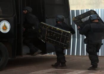 Tática 'Muro do Bope' impressiona durante operação no RJ, veja como funciona