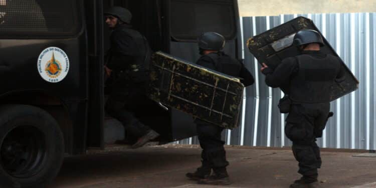 Tática 'Muro do Bope' impressiona durante operação no RJ, veja como funciona