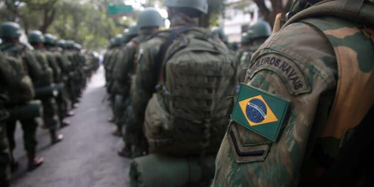 Salários de até R$ 11 mil em vagas temporárias da Marinha e Exército para quem tem até 62 anos