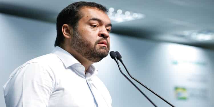 Megaoperação no RJ impulsiona Cláudio Castro e governador dispara nas redes sociais