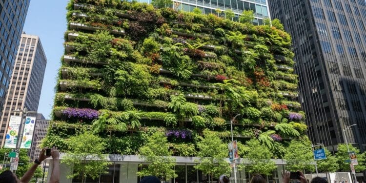 Fachada verde gigante em prédio comercial vira atração e tamanho impressiona