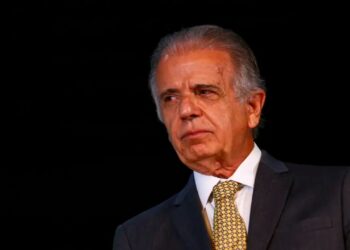 Situação caótica das Forças Armadas brasileiras é relatada por ministro de Lula