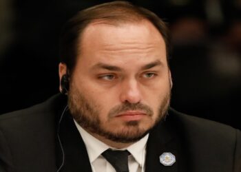 Carlos Bolsonaro critica falta de informações sobre seu pai