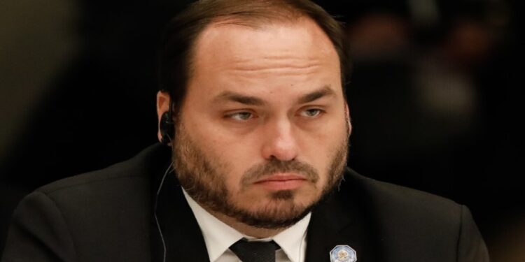 Carlos Bolsonaro faz boletim de ocorrência contra entidade radical de esquerda, entenda