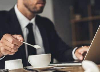 Anvisa proíbe adoçante e suplemento por infrações graves