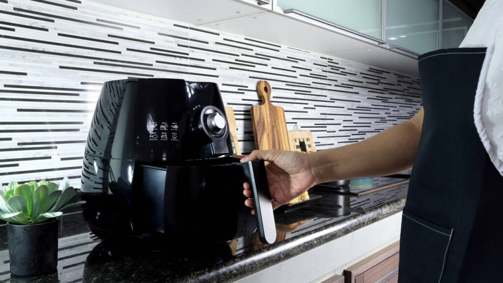 A dica de ouro que viralizou para manter a Air Fryer sempre limpa sem molhar nem usar sabão