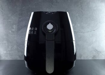 Cozinhe pratos deliciosos e saudáveis com facilidade usando air fryers inovadoras e versáteis. // Créditos: depositphotos.com / halocraft