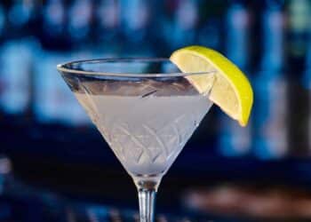 Peritos revelam o que há por trás das bebidas que estão matando os brasileiros