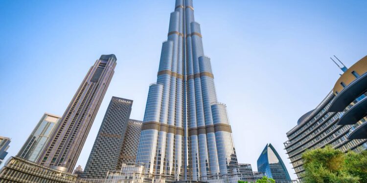 O prédio mais alto do mundo impressiona com 828 metros, design em espiral e mirante no topo