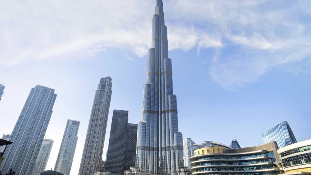 O prédio mais alto do mundo impressiona com 828 metros, design em espiral e mirante no topo
