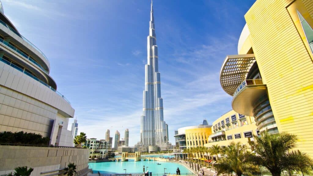 O arranha-céu mais alto do mundo tem 828 metros e um mirante de tirar o fôlego
