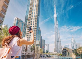 O prédio mais alto do mundo une 828 metros de altura, visual marcante e mirante disputado