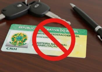 CNH bloqueada em cima da mesa