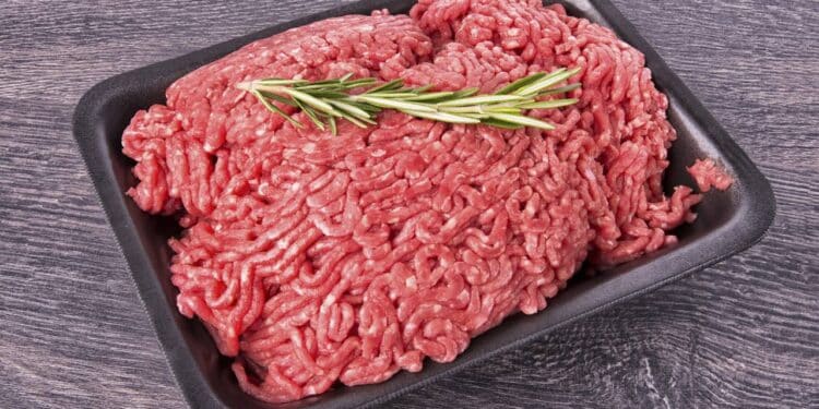 Carne moída é retirada dos supermercados após alerta assustador de risco a saúde