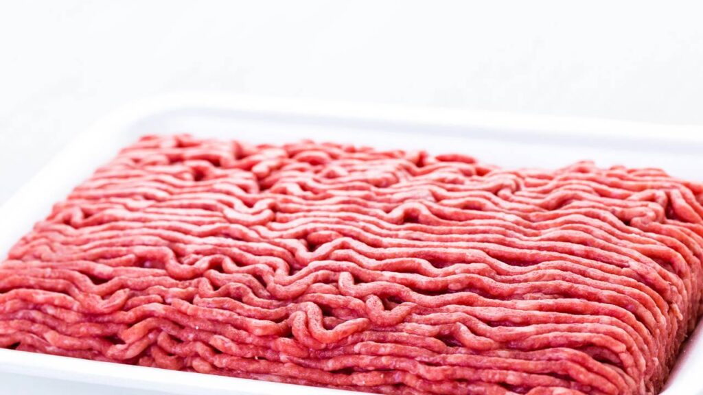 Carne moída é retirada dos supermercados após alerta assustador de risco a saúde