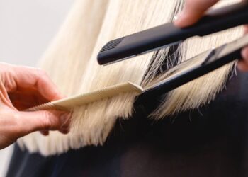 Nunca mais usei chapinha depois de conhecer essa mistura com 1 ingrediente que alisa o cabelo, elimina frizz e traz brilho aos fios