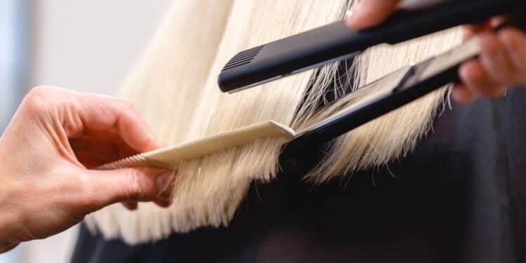 Nunca mais usei chapinha depois de conhecer essa mistura com 1 ingrediente que alisa o cabelo, elimina frizz e traz brilho aos fios