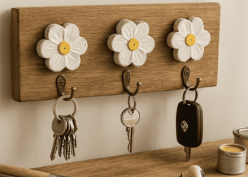 Aprenda como fazer um porta-chaves com madeira que iria para o lixo