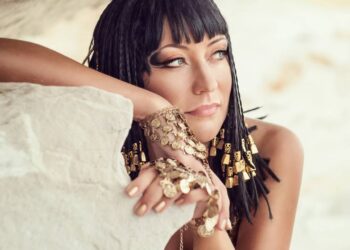 O segredo de Cleópatra para cabelos fortes e brilhantes pode estar no seu jardim