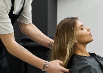 4 cortes de cabelo curtos que deixam mulheres de 55 com carinha de 20 anos