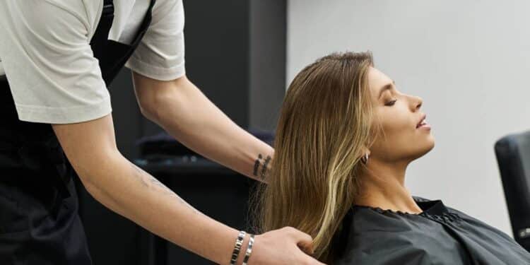 4 cortes de cabelo curtos que deixam mulheres de 55 com carinha de 20 anos