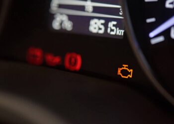 Essa luz acesa no painel do carro pode revelar um problema importante