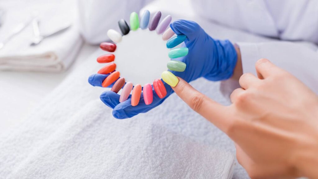 Anvisa proíbe substâncias comuns em unhas em gel e esmaltes em todo o Brasil