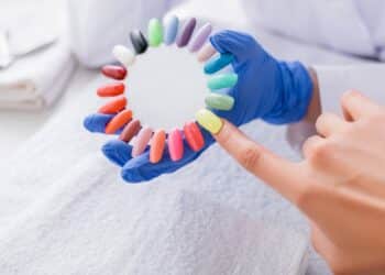 Quatro unhas para mulheres com 35+ se sentirem com 18 aninhos
