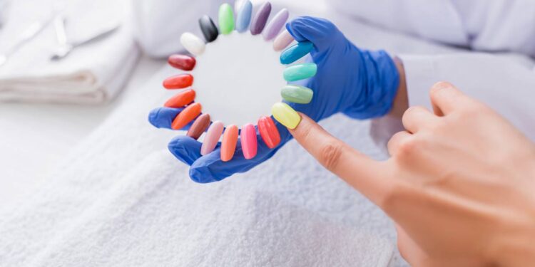 As cores de esmalte que estão dominando as unhas na primavera em 2025