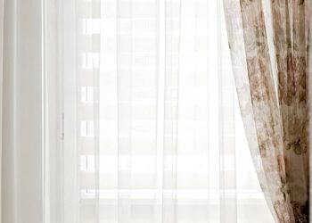 Adeus às cortinas tradicionais, nova tecnologia barata promete refrescar sua casa em minutos e dominar 2026