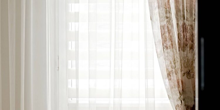 Adeus às cortinas tradicionais, nova tecnologia barata promete refrescar sua casa em minutos e dominar 2026