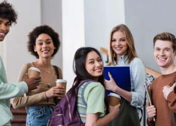 Estudantes brasileiros já podem consultar as datas de pagamento do incentivo Pé-de-Meia em outubro
