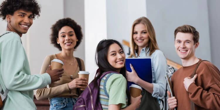 Estudantes brasileiros já podem consultar as datas de pagamento do incentivo Pé-de-Meia em outubro