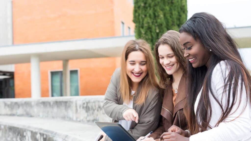 MEC libera o pagamento da 8ª parcela do Pé-de-Meia para estudantes nascidos em julho e agosto