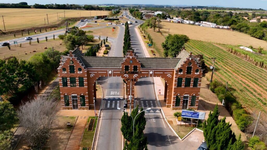 Portal de entrada em Holambra, São Paulo, Brasil. Moinho de vento tradicional de laranjeira celebrando o início da primavera.
