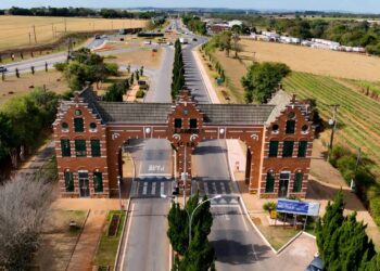 Portal de entrada em Holambra, São Paulo, Brasil. Moinho de vento tradicional de laranjeira celebrando o início da primavera.