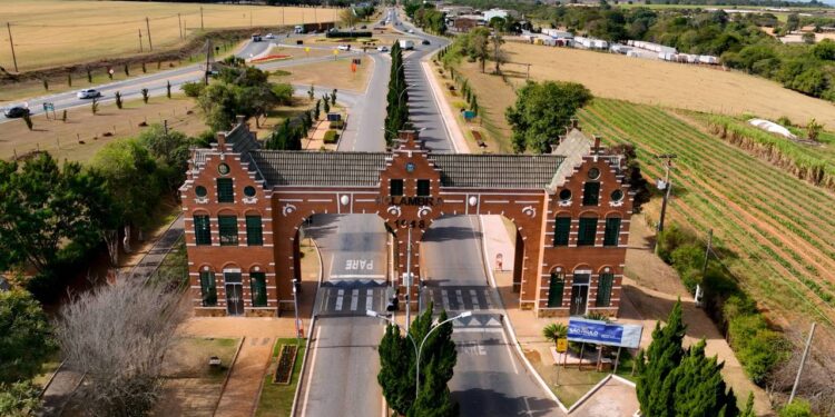 Portal de entrada em Holambra, São Paulo, Brasil. Moinho de vento tradicional de laranjeira celebrando o início da primavera.