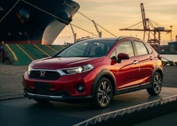 Conceito de um novo modelo Honda desembarcando no porto do Rio de Janeiro