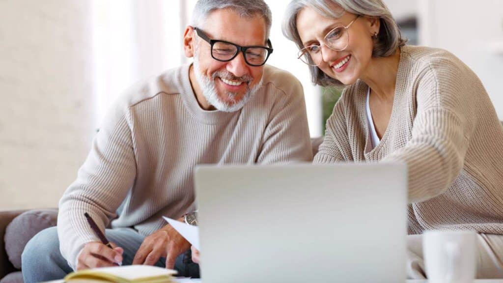 Idosos ou pessoas com deficiência podem receber renda extra no valor de R$ 1.518