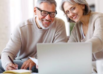 Idosos com mais de 60 anos estão livres de 6 dívidas, incluindo água, luz e boletos