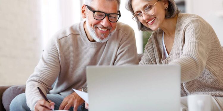 Idosos com mais de 60 anos estão livres de 6 dívidas, incluindo água, luz e boletos