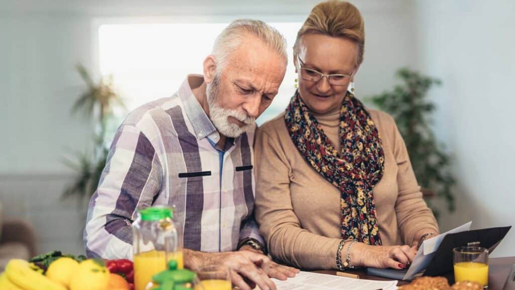 Idosos com mais de 60 anos estão livres de 6 dívidas, incluindo água, luz e boletos