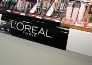 Shampoo da L'Oréal Paris com ácido hialurônico que hidrata todo tipo de cabelo