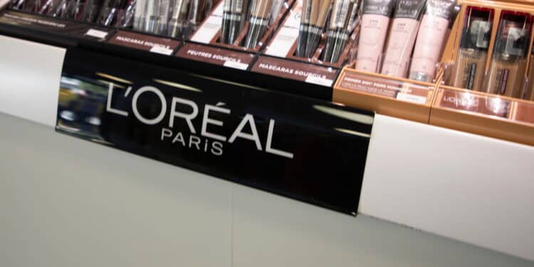 Shampoo da L'Oréal Paris com ácido hialurônico que hidrata todo tipo de cabelo