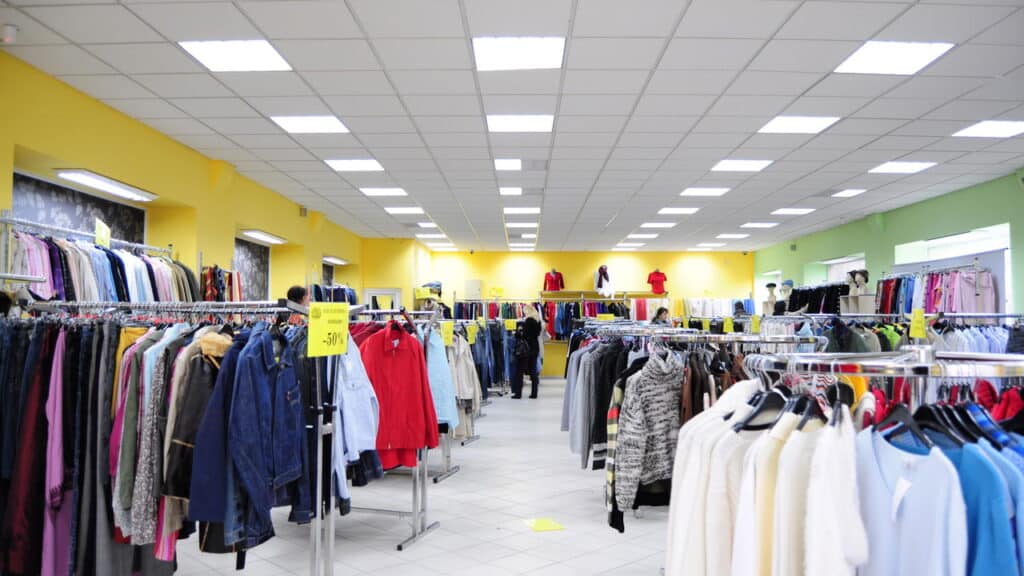 Procon de BH aplica multa milionária a loja de roupa famosa em todo o Brasil